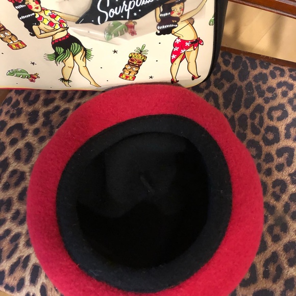 Vintage Red & Black Wool Reversible Beret hat Pin - Picture 1 of 6